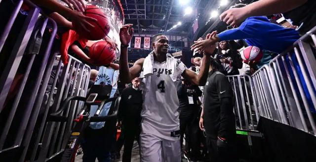 完美体育官方网站-绝杀超时非战之罪！福克斯两战征服马刺球迷