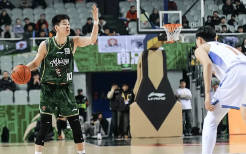 完美体育官方网站-郭昊文全场14投仅2中，三分7中1得到9分1篮板6助攻3失误